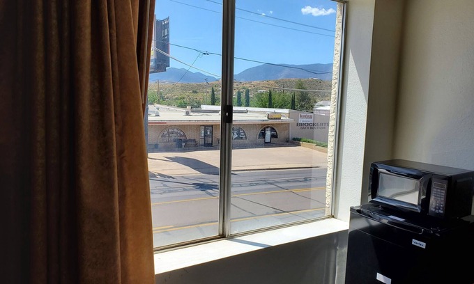 Globe Hotel | night Inn