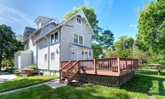 Orange Casa | NJ Suburban Retreat - Direct train to NYC - Train station half a mile walk!