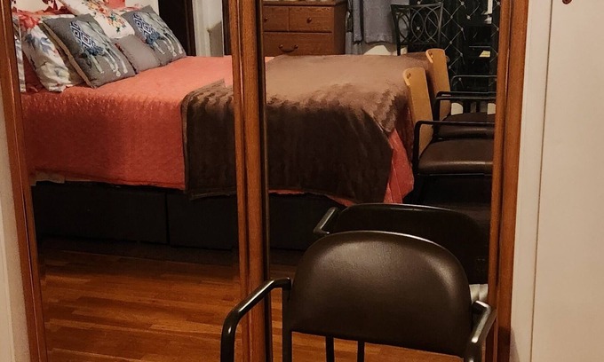 Kent Cama Y Desayuno | Large Master Bedroom-320sq.ft. Queen Bed-55" TV "Private Bathroom Connected"