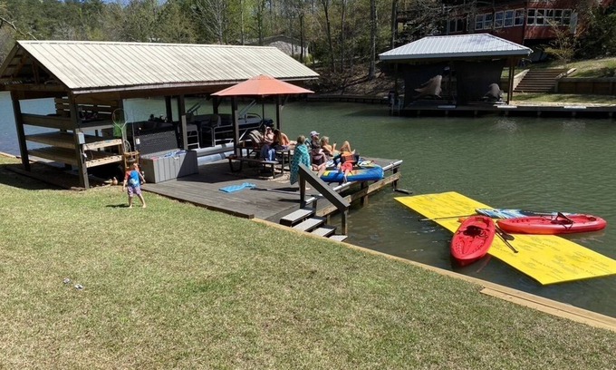 Dadeville Casa | "No Agenda Lake Martin" Beautifully remodeled 5 Bedroom Home on a No Wake Cove