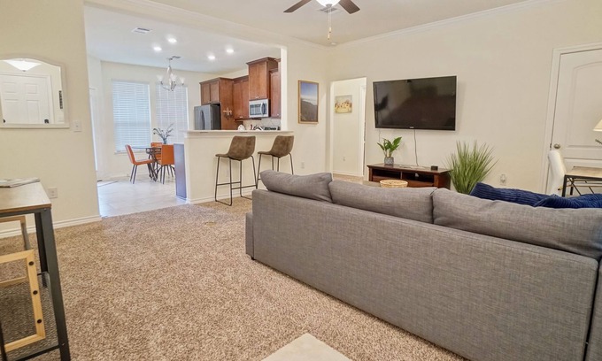 East MLK Casa | ~ No extra fees! ~ Pretty Great East ATX House