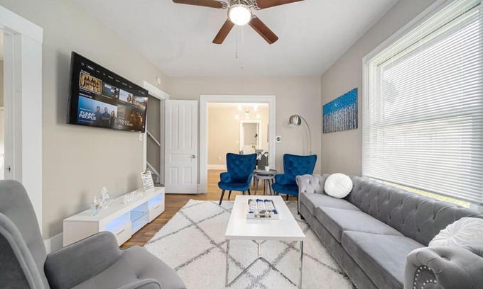 Grand Rapids Casa | No Place Like Home - Welcome Friends and Families - Sleeps 10