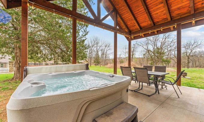 Branson Casa | No stairs, 4 King Bedrooms, Hot Tub, Fire pit
