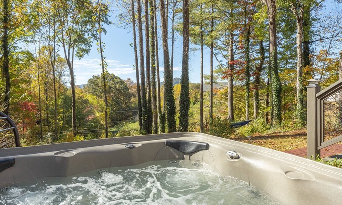 Old Fort Casa | Nomad Retreat | Pet-Friendly, Hot Tub & Mountain View