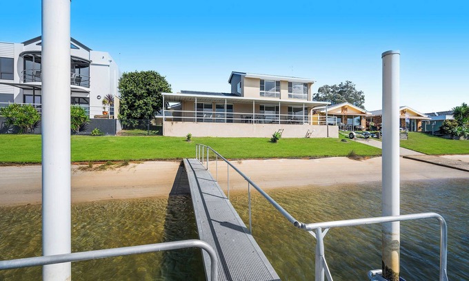 Port Macquarie Casa | Noojee - Stunning waterfront property on the canals