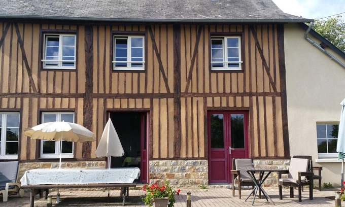 Barenton Cabaña | Norman house with fireplace, pets allowed in Barenton