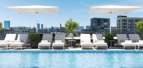 Downtown Boston Apartamento | North End 2BR Condo w Pool & Gym