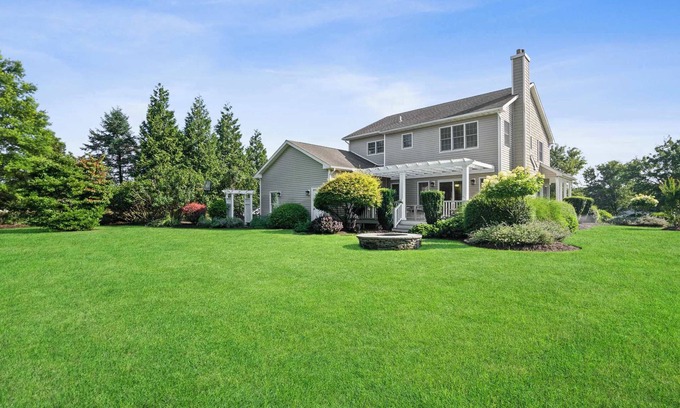 Town of Southold Town Casa | North Fork Escape: Spacious, Stylish, Serene Yard