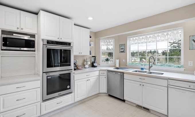 Edgewood Otro | North Hill Homestead, 4 BR, king bed, jacuzzi tub, billiard room on 2.5 acres