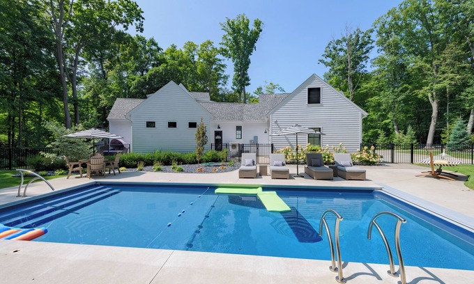 South Haven Casa | North Shore Haven Large luxurious home - Heated pool and theatre