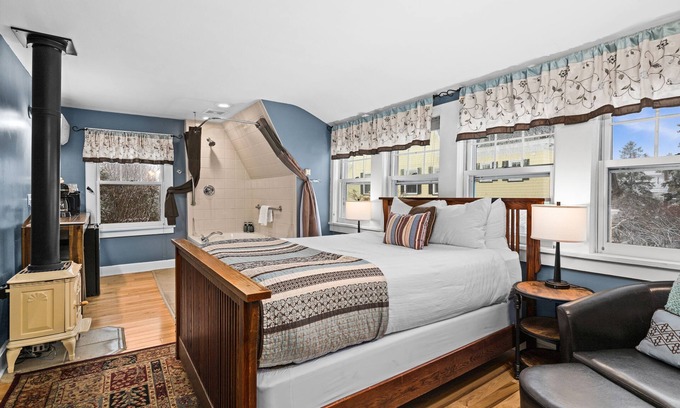 Duluth Casa | North Shore Suite | Jacuzzi & Sauna