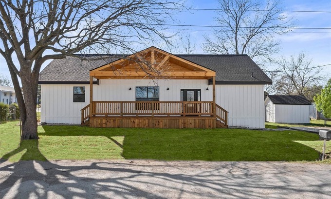 Saint Jo Casa | North Texas Hill Country Retreat, Stylish & Spacious 4BR Home