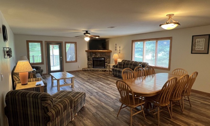 Arkdale Condominio | New-Northern Bay 4 dormitorios / 2 baños, fácil acceso a senderos para motos de nieve y pesca en hielo