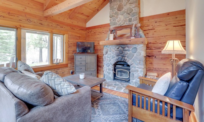 Sloat Cabina | Northern California Vacation Rental w/ River Views