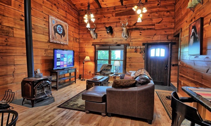 Creston Cabina | Northern Peaks Farm-Open for Bookings! Fire Pit, WIFI, Hot Tub