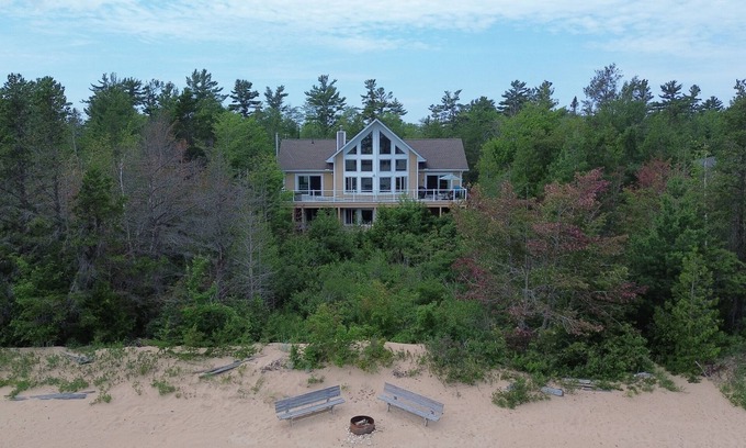Manistique Casa | Northwoods Beach House:Autumn Colors & Cozy Lake Views – A Perfect Fall Getaway!