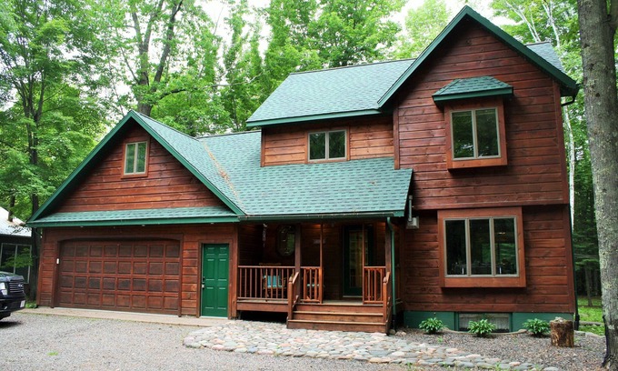 Birchwood Cabina | ¡Northwoods se escapa! Disfrute de la privacidad de esta propiedad junto a Big Lake Chetac