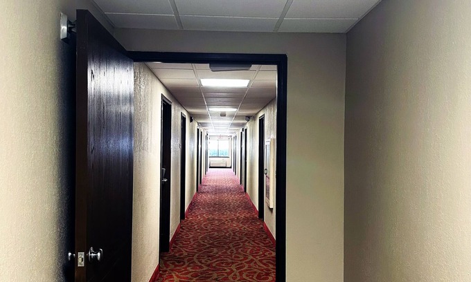 Colgate Casa | Norwood Inn Milwaukee-Standard King Room Non-Smoking