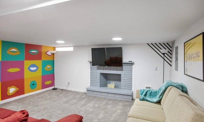 Logan Casa | Nostalgic Warhol 2BD Apartment