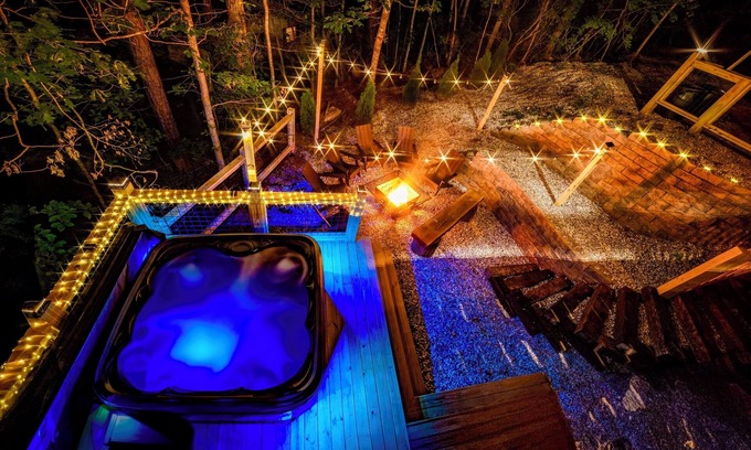 Almond Cabina | NOT YOUR GRANDMA’S CABIN! King Loft, WIFI, Game Room, Hot Tub & Fire Pit!