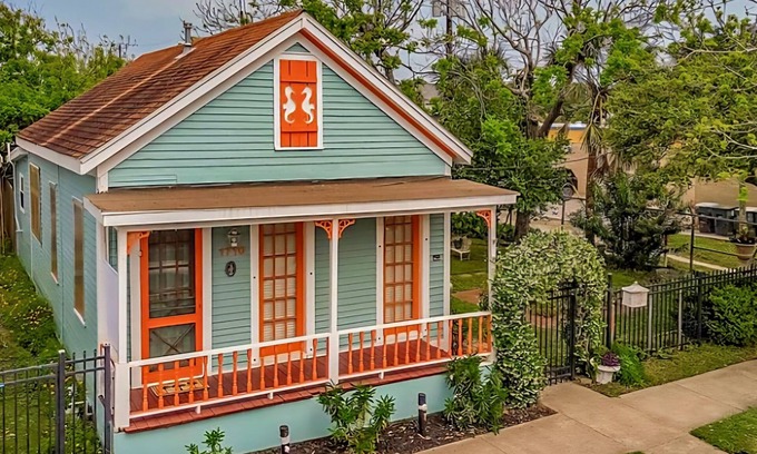 San Jacinto Cabaña | Notable Galveston Cottage / Steps to Seawall Beaches, Sunrises & Local Fun