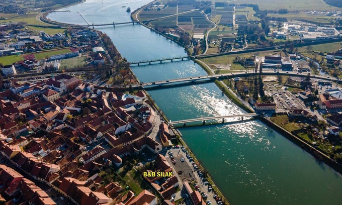 Ptuj Cama Y Desayuno | nThe house is a cultural monument located by the river Drava.nn.