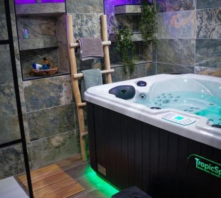 Quartier Vieux Marche-Cathedrale Apartamento | Nuit de la sagesse "jacuzzi terrasse et parking privé"