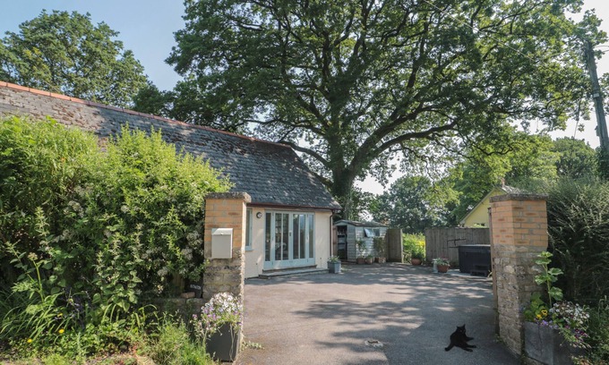 Honiton Cabaña | NUTHATCH, pet friendly, with hot tub in Honiton