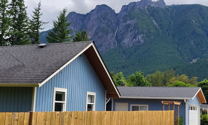 North Bend Casa | NW mountain/city retreat, w/year round recreation