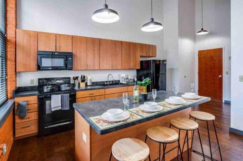 Rochester Apartamento | NY Style Centric Loft with King Bed by Park av