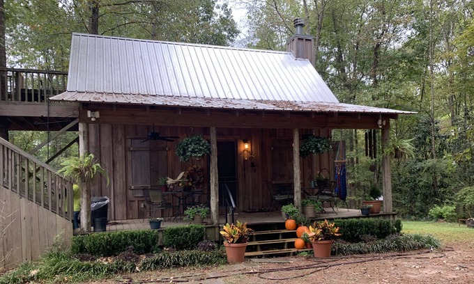 Gloster Cabina | Oak Bottoms, a cabin in the woods of Mississippi with freshwater sandy creeks
