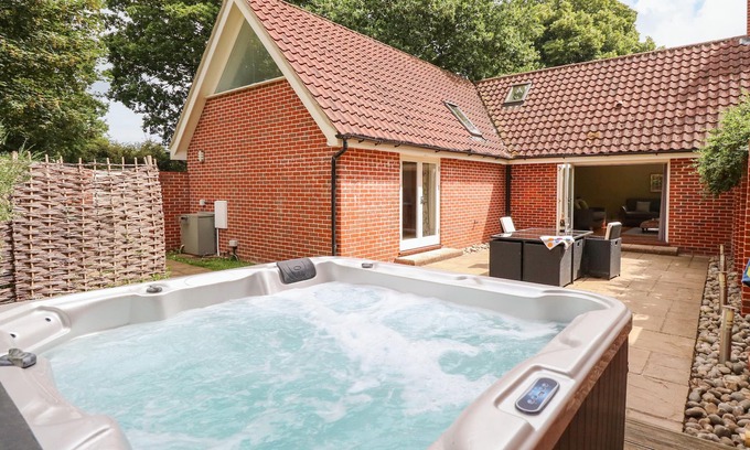 Crostwick Cabaña | Oak Tree Lodge, ideal para familias, con bañera de hidromasaje en Crostwick, Ref 30583