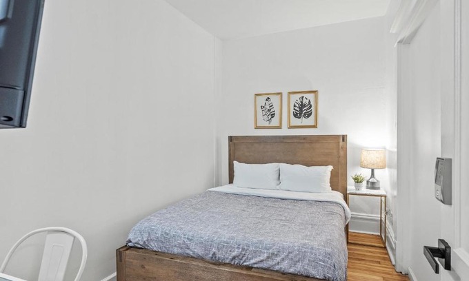 North Oakland Casa | Oakland/University @B Quiet & Stylish Private Bedroom with Shared Bathroom