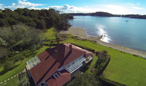 Omiha Casa | Oakura Bay Villa - Stay Waiheke