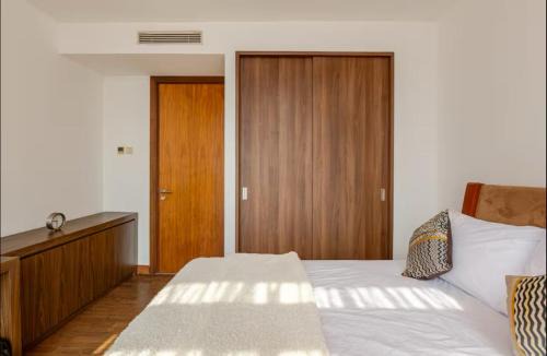 Tendean Apartamento | Oakwood Premier Cozmo - 2 Bedroom Exclusive Apartment