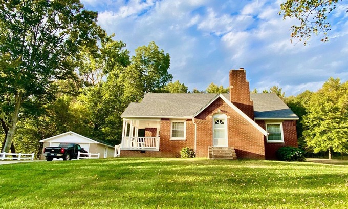 Jasper Casa | Oasis in the Woods. Next door to the Schnitzelbank. 0.3 miles to the Riverwalk!