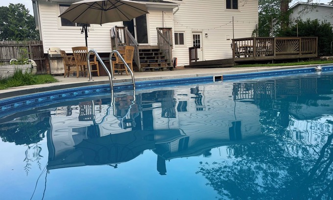 Strongsville Casa | oasis inground pool 6 person hot tub, getaway close to it all