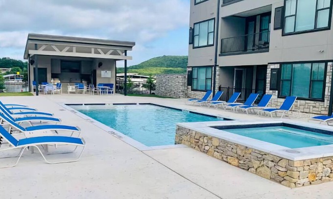 Graford Condominio | Oasis Luxury Lakefront Condo:1st Floor, Pool, HotTub, Dining, Boating, Fishing!