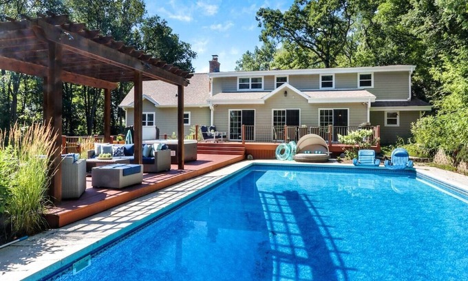 Geneva Casa | Oasis on Oak |Private In-Ground Pool |Hot Tub |Pergola Seating |1.5 Acre Home |Entertainment Room