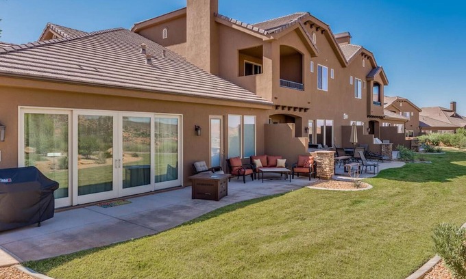 Washington Villa | Oasis On The Green - Justo al lado de Tee Box # 5! ¡Casa espaciosa con muebles de lujo!