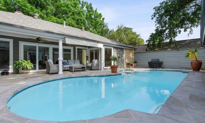 Lake Highlands Casa | Oasis With Pool + Grill + Patio