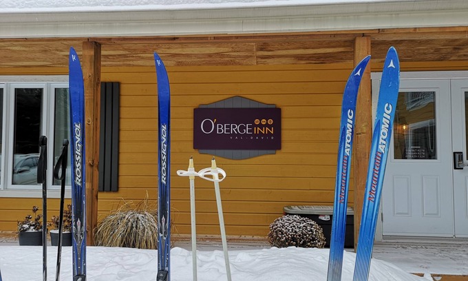 Val David Cama Y Desayuno | Oberge Inn Riverside guest room in Val-David village with free parking