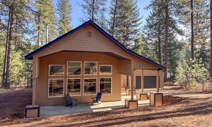 New Meadows Cabina | OC's Hideaway: Ski and Tee Cabin