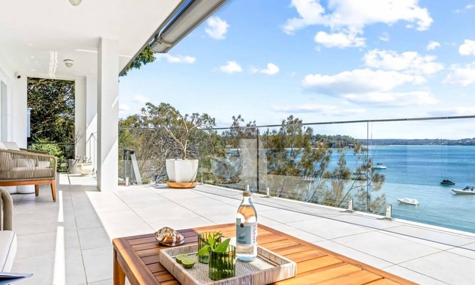 Bundeena Casa | Ocean Front Luxury The Lambeth Walk