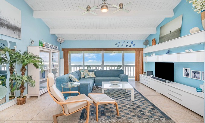 Melbourne Beach Casa | Ocean Front Townhouse, diseño relajado moderno