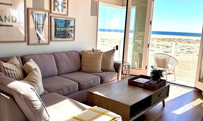 Balboa Peninsula Casa | Casa recientemente remodelada frente al mar con techo privado.