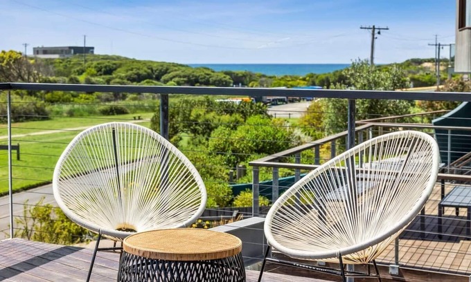 Jan Juc Casa | Ocean, Golf Course and Parkland Views 250m to Sand