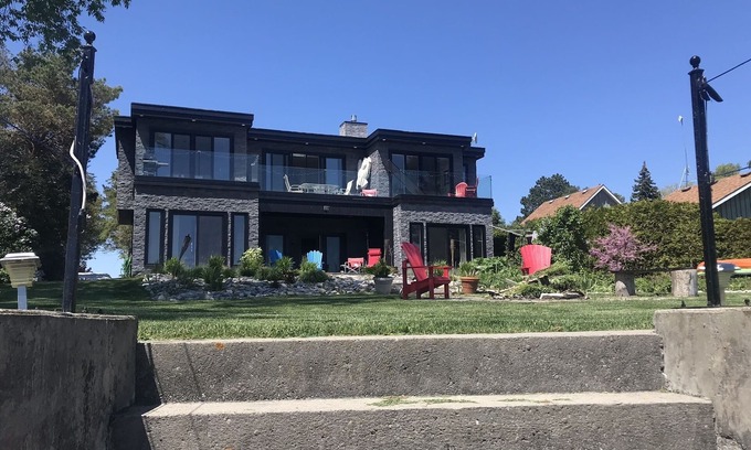 Carrying Place Casa | Ocean like views of Lake Ontario