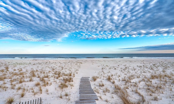 West Hampton Dunes Casa | Océano, piscina, bahía del paseo marítimo, 9 camas, cocina nueva, baño nuevo, muebles nuevos, bañera de hidromasaje todo el invierno