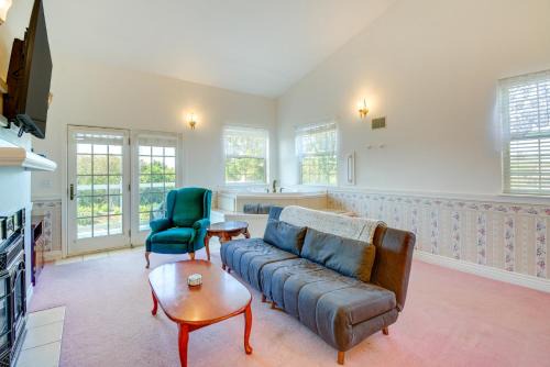 Ocean Shores Apartamento | Ocean Shores Condo with Private Tub Less Than 1 Mi to Beach!